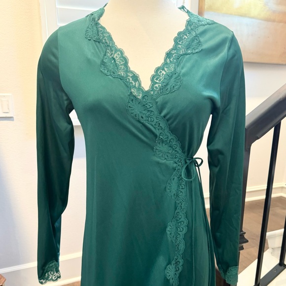 Vintage 60s/70s Nightgown and Robe Set - Picture 7 of 10